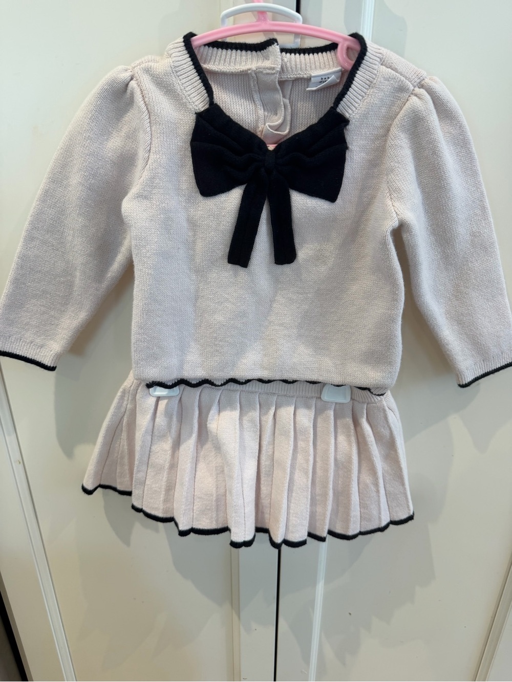Gap 12-18m Girls pink Knit sweater and pleated skirt with Black Bow Accent